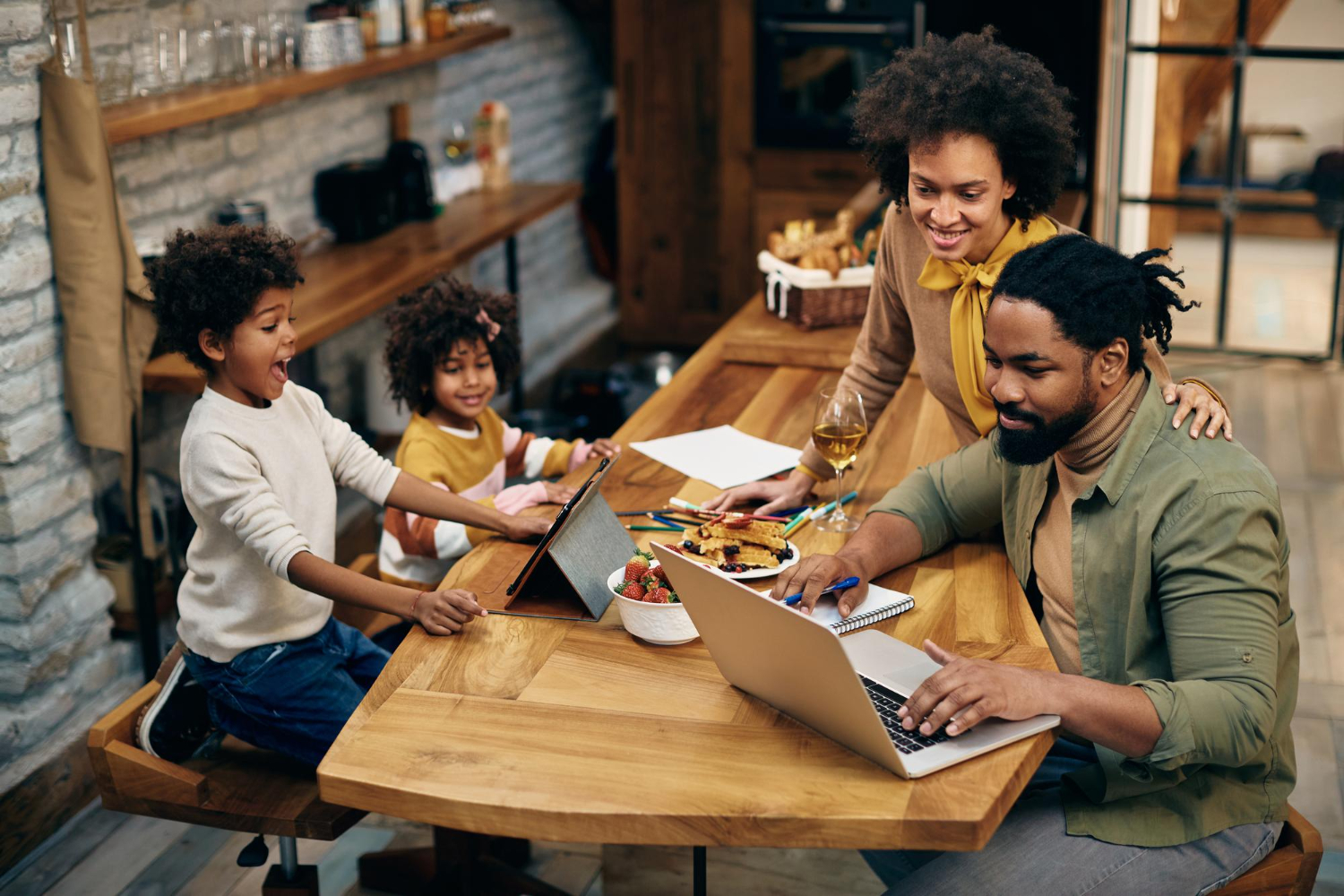 Pros and Cons of Starting a Business with Family